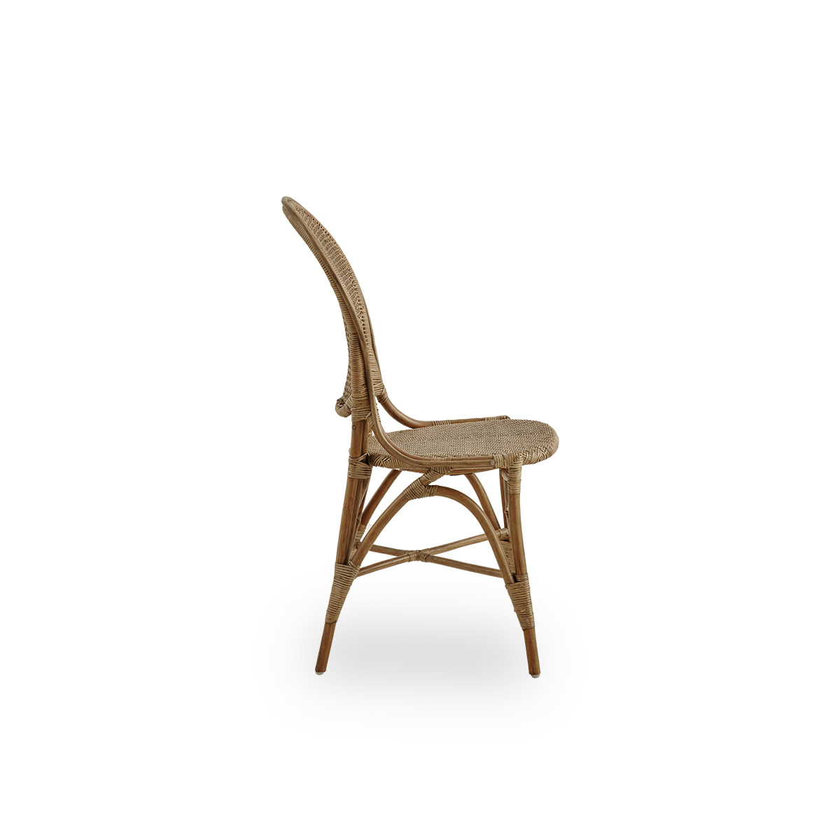 Ren sidevisning af Rossini spisebordsstol i antik brun farve. Elegant fletstol med rund ryg i enkelt design. Håndlavet af høj kvalitet rattan.