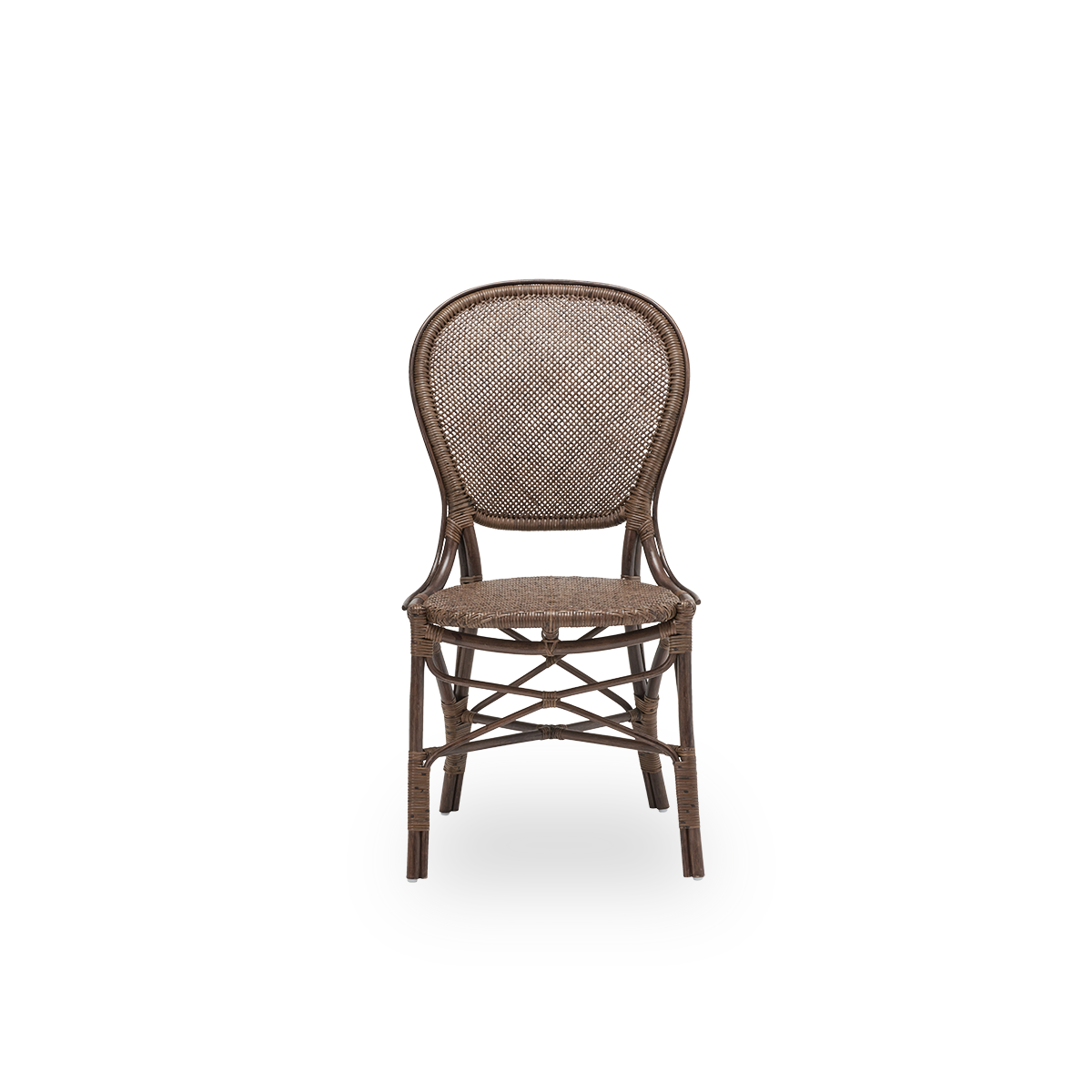 Visning forfra af Rossini spisebordsstol, i brun rattan. Designet i 1993 af Knud Andreasen fra Sika-Design sammen med den japanske designer Yamakawa og er husets signaturstol. Håndlavet i indonesisk rattan af høj kvalitet.