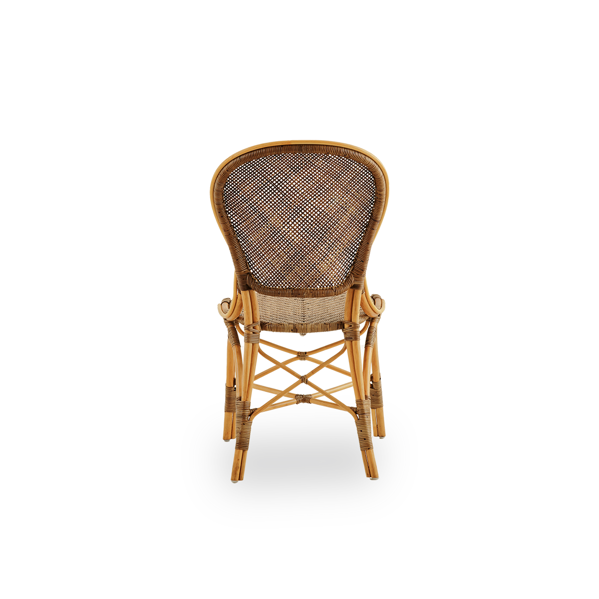 Bagfra vinkel af Rossini spisestol i kirsebærfarve. Elegant fletstol med rund ryg i et enkelt design. Håndlavet af rattan af høj kvalitet.