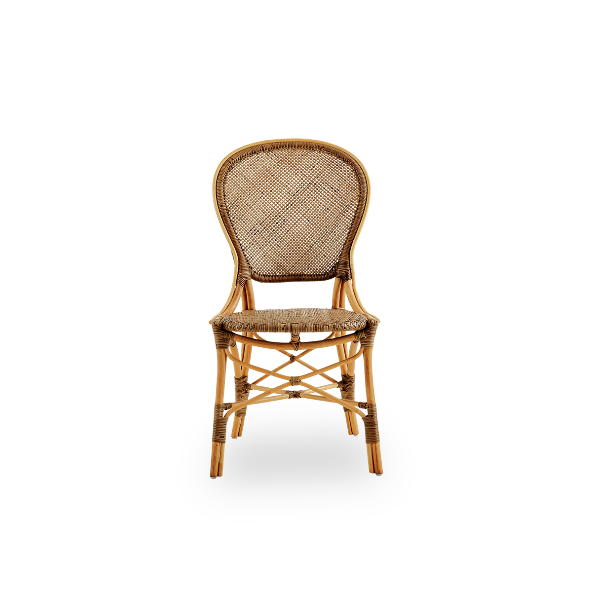 Ren front vinkel af Rossini spisebordsstol i kirsebærfarve.
Elegant fletstol med rundt ryglæn i et enkelt design. Håndlavet af højkvalitets rattan.