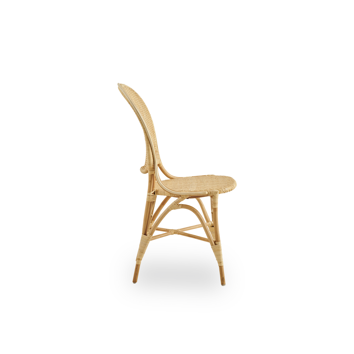 Ren sidevisning af Rossini spisebordsstol i naturlig rattan. Elegant fletstol med rund ryg i enkelt design. Håndlavet af høj kvalitet rattan.