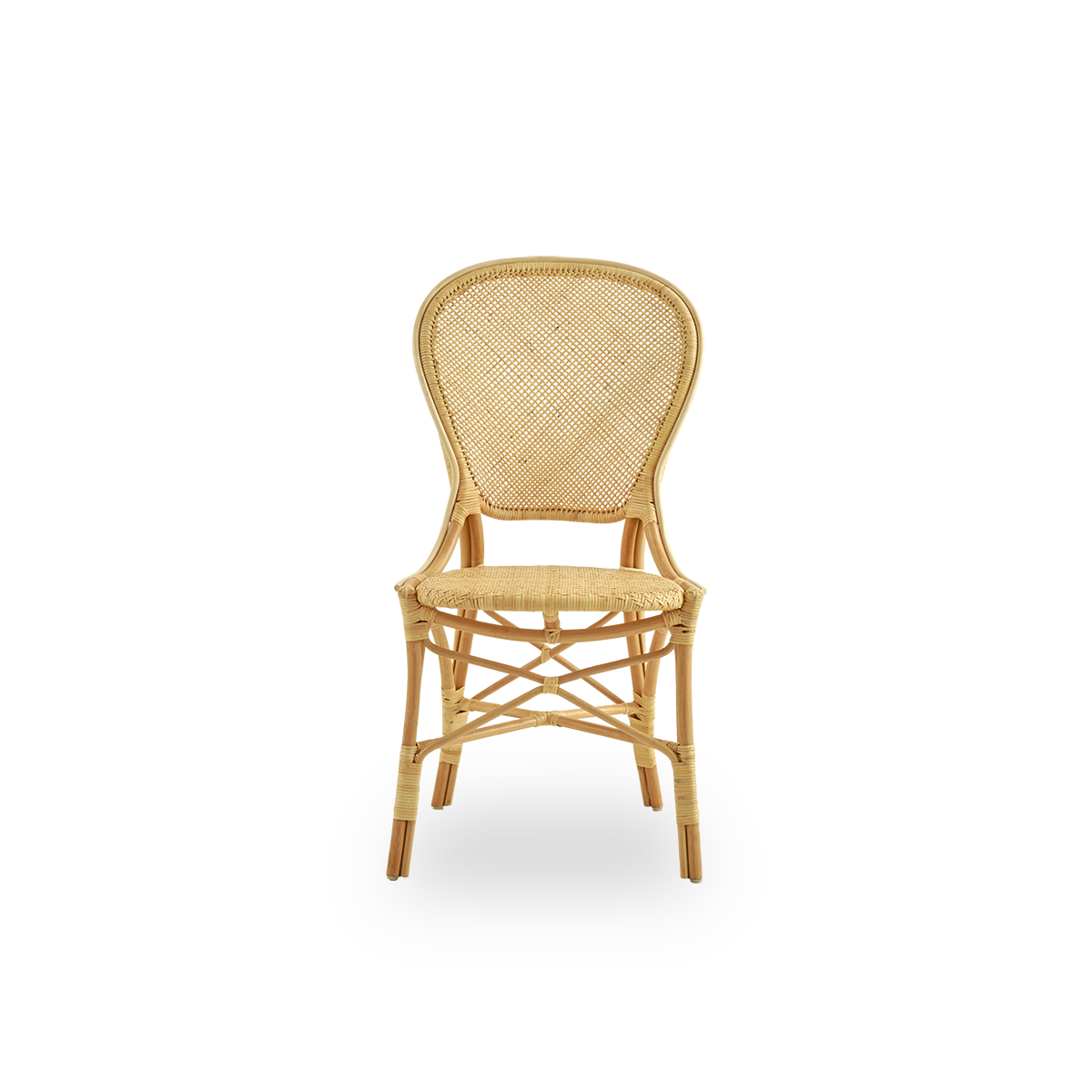 Ren front vinkel af Rossini spisebordsstol i natur rattan.
Elegant fletstol med rundt ryglæn i et enkelt design. Håndlavet af højkvalitets rattan.