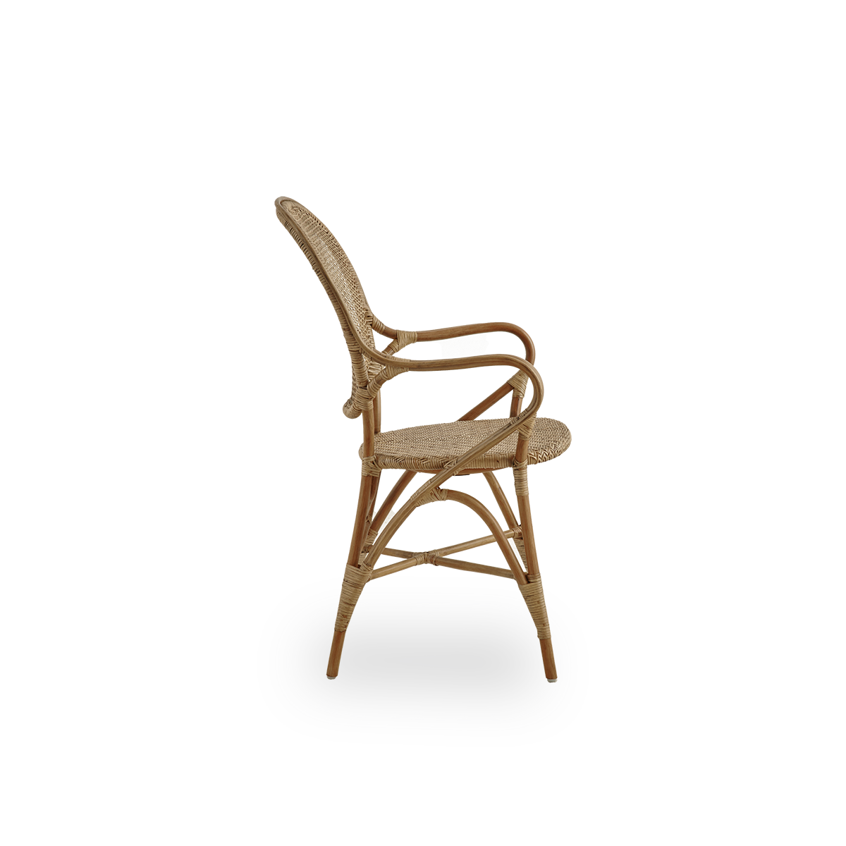 Ren sidevisning af Rossini spisebordsarmstol i antik brun farve. Elegant fletstol med rund ryg og armlæn i enkelt design. Håndlavet af høj kvalitet rattan.