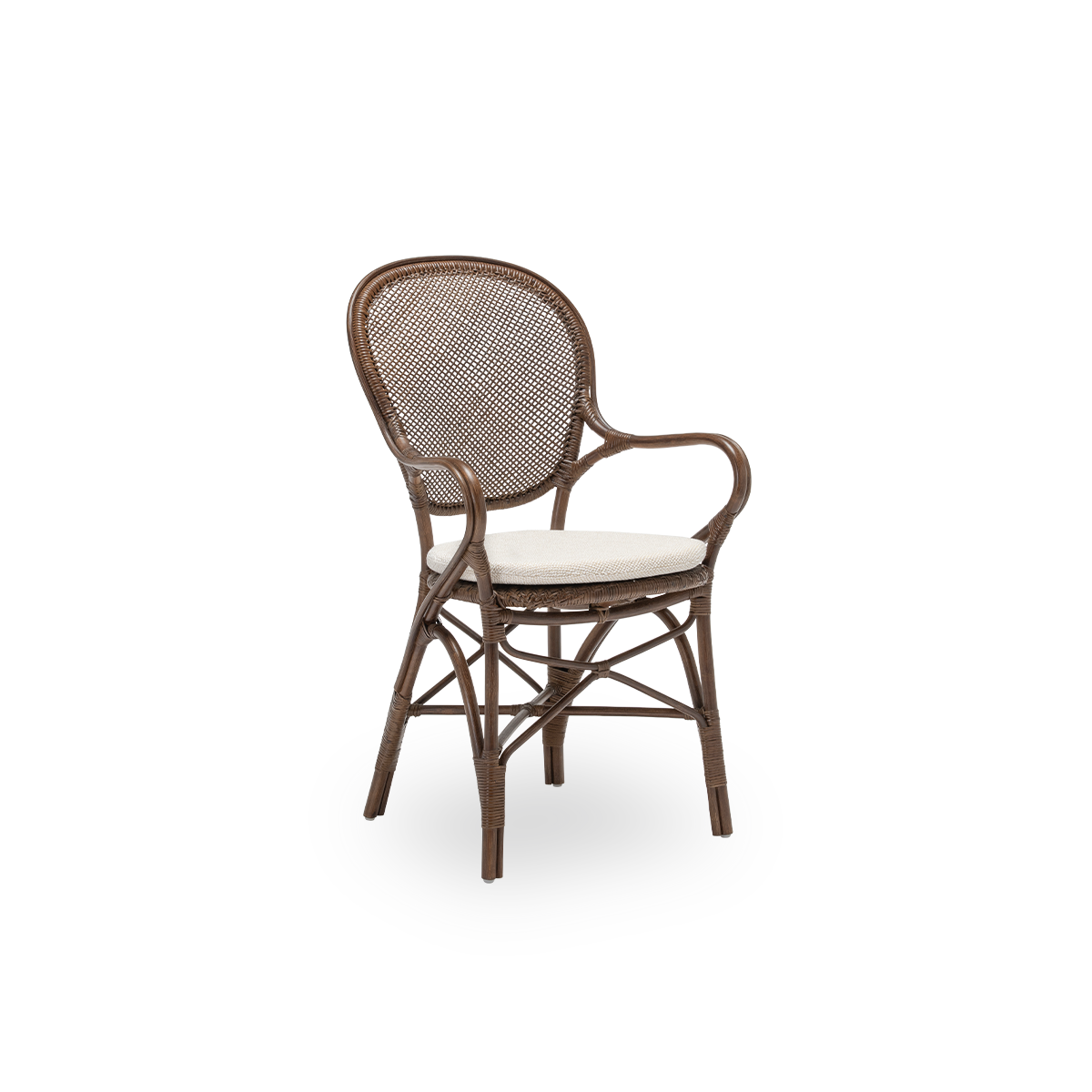 Sidevisning af Rossini spisebordsarmstol med sædehynde, i brun rattan. Designet i 1993 af Knud Andreasen fra Sika-Design sammen med den japanske designer Yamakawa og er husets signaturstol. Håndlavet i indonesisk rattan af høj kvalitet.