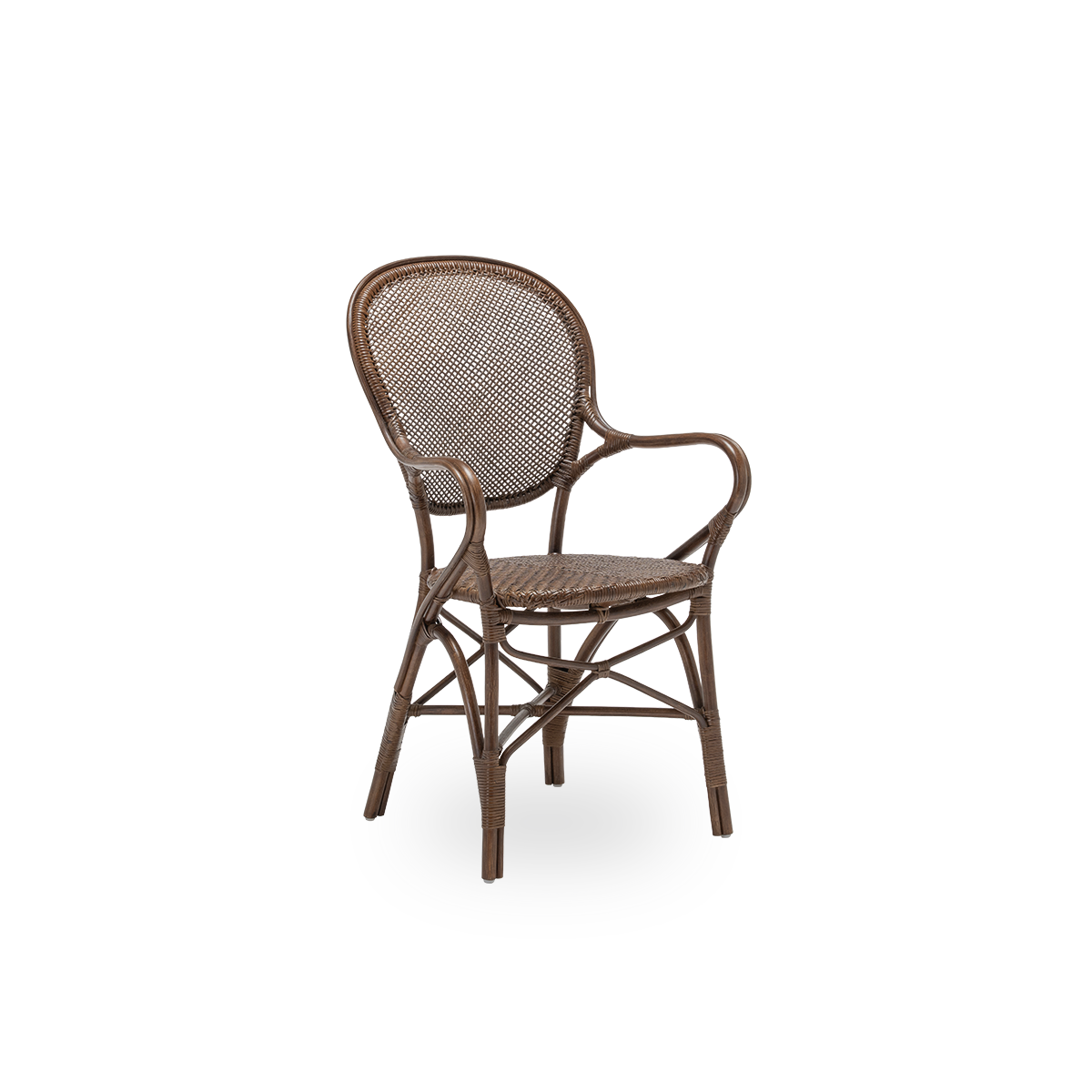 Sidevisning af Rossini spisebordsarmstol, i brun rattan. Designet i 1993 af Knud Andreasen fra Sika-Design sammen med den japanske designer Yamakawa og er husets signaturstol. Håndlavet i indonesisk rattan af høj kvalitet.