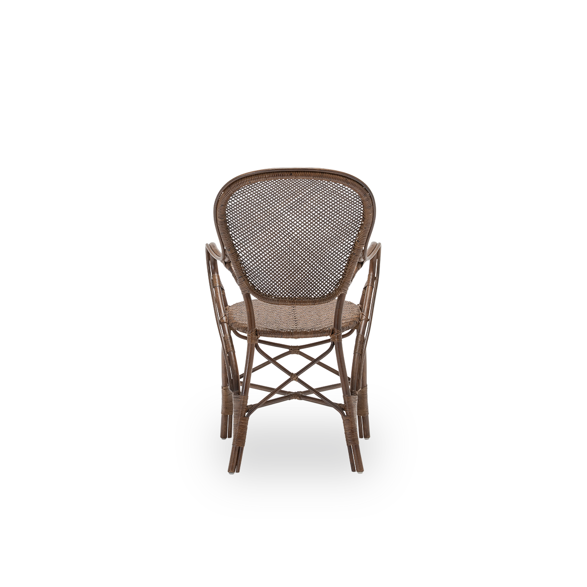 Ren bagvisning af Rossini spisebordsarmstol, i brun rattan. Designet i 1993 af Knud Andreasen fra Sika-Design sammen med den japanske designer Yamakawa og er husets signaturstol. Håndlavet i indonesisk rattan af høj kvalitet.
