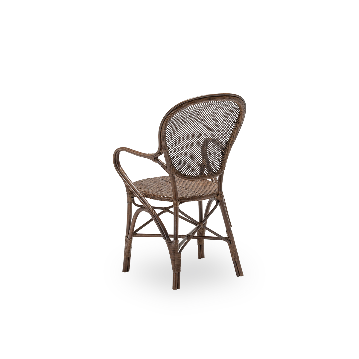 Bagsidevisning af Rossini spisebordsarmstol, i brun rattan. Designet i 1993 af Knud Andreasen fra Sika-Design sammen med den japanske designer Yamakawa og er husets signaturstol. Håndlavet i indonesisk rattan af høj kvalitet.