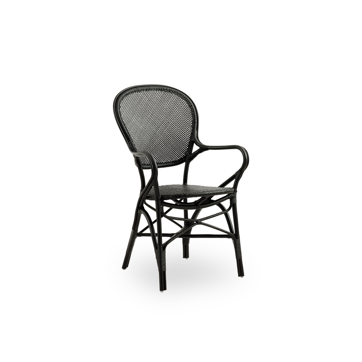 Side view af Rossini spisestol med armlæn i sort farve. Elegant fletstol med rund ryg og armlæn i simpelt design. Håndlavet i højkvalitets rattan.