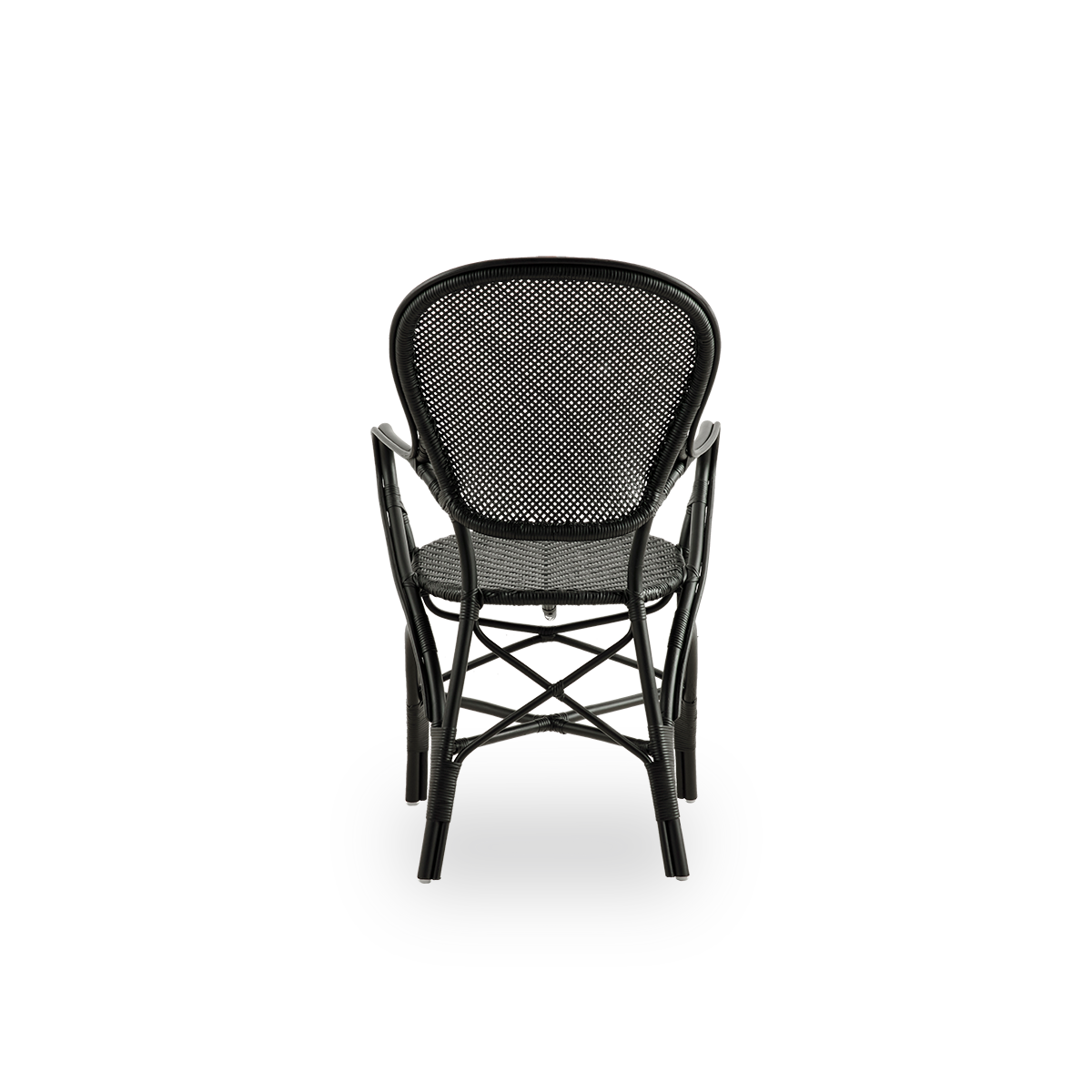 Bagfra vinkel af Rossini spisestol med armlæn i sort farve. Elegant fletstol med rund ryg og armlæn i et enkelt design. Håndlavet af rattan af høj kvalitet.
