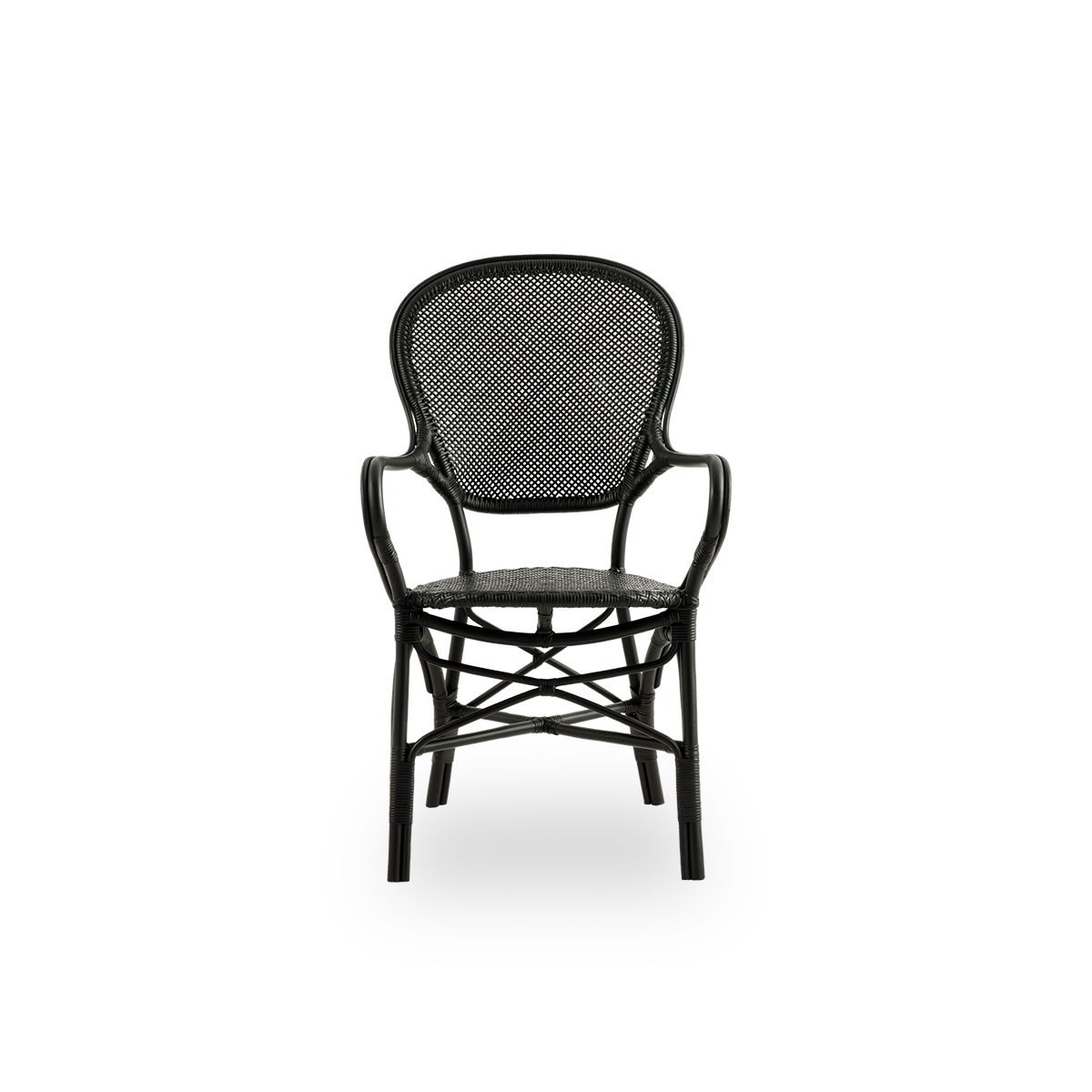 Ren front vinkel af Rossini spisebordsstol med armlæn i sort farve.
Elegant fletstol med rundt ryglæn og armlæn i et enkelt design. Håndlavet af højkvalitets rattan.