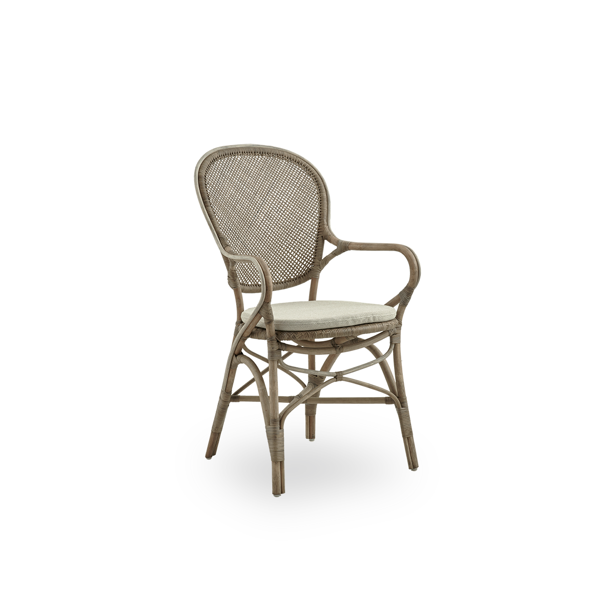 Side view af Rossini spisestol med armlæn i Taupe farve. Elegant fletstol med rund ryg og armlæn i simpelt design. Håndlavet i højkvalitets rattan.