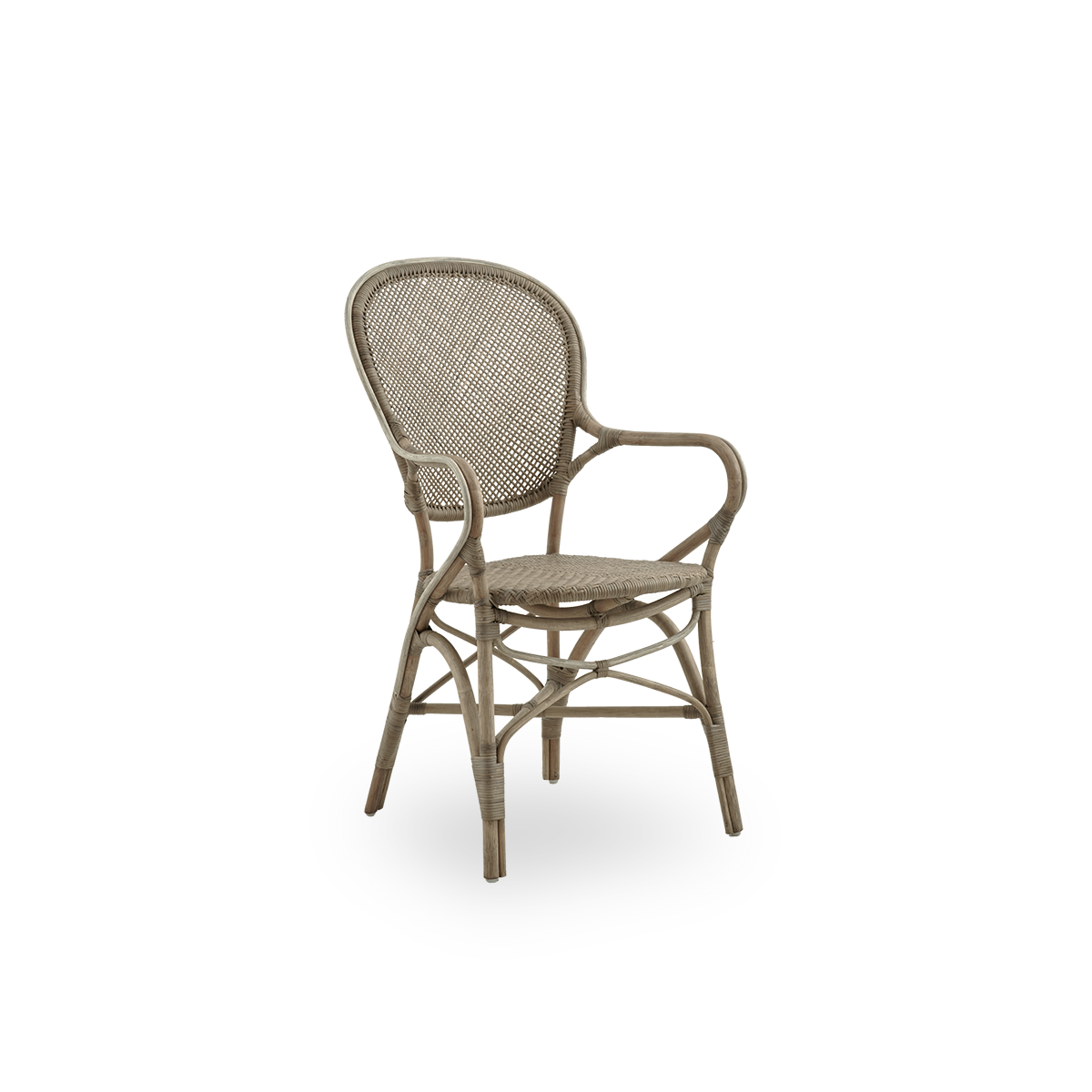 Side view af Rossini spisestol med armlæn i Taupe farve. Elegant fletstol med rund ryg og armlæn i simpelt design. Håndlavet i højkvalitets rattan.
