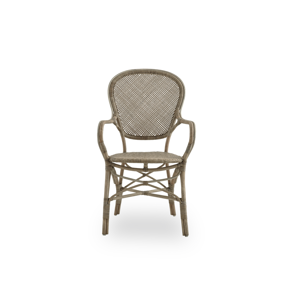 Ren front vinkel af Rossini spisebordsstol med armlæn i taupe farve.
Elegant fletstol med rundt ryglæn og armlæn i et enkelt design. Håndlavet af højkvalitets rattan.