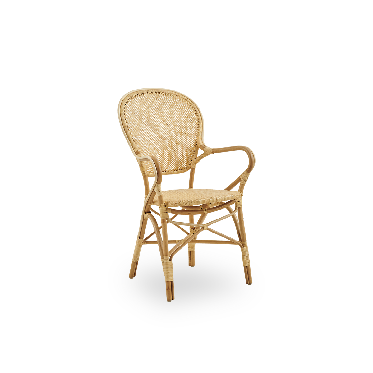 Side view af Rossini spisestol med armlæn i naturlig rattan. Elegant fletstol med rund ryg og armlæn i simpelt design. Håndlavet i højkvalitets rattan.