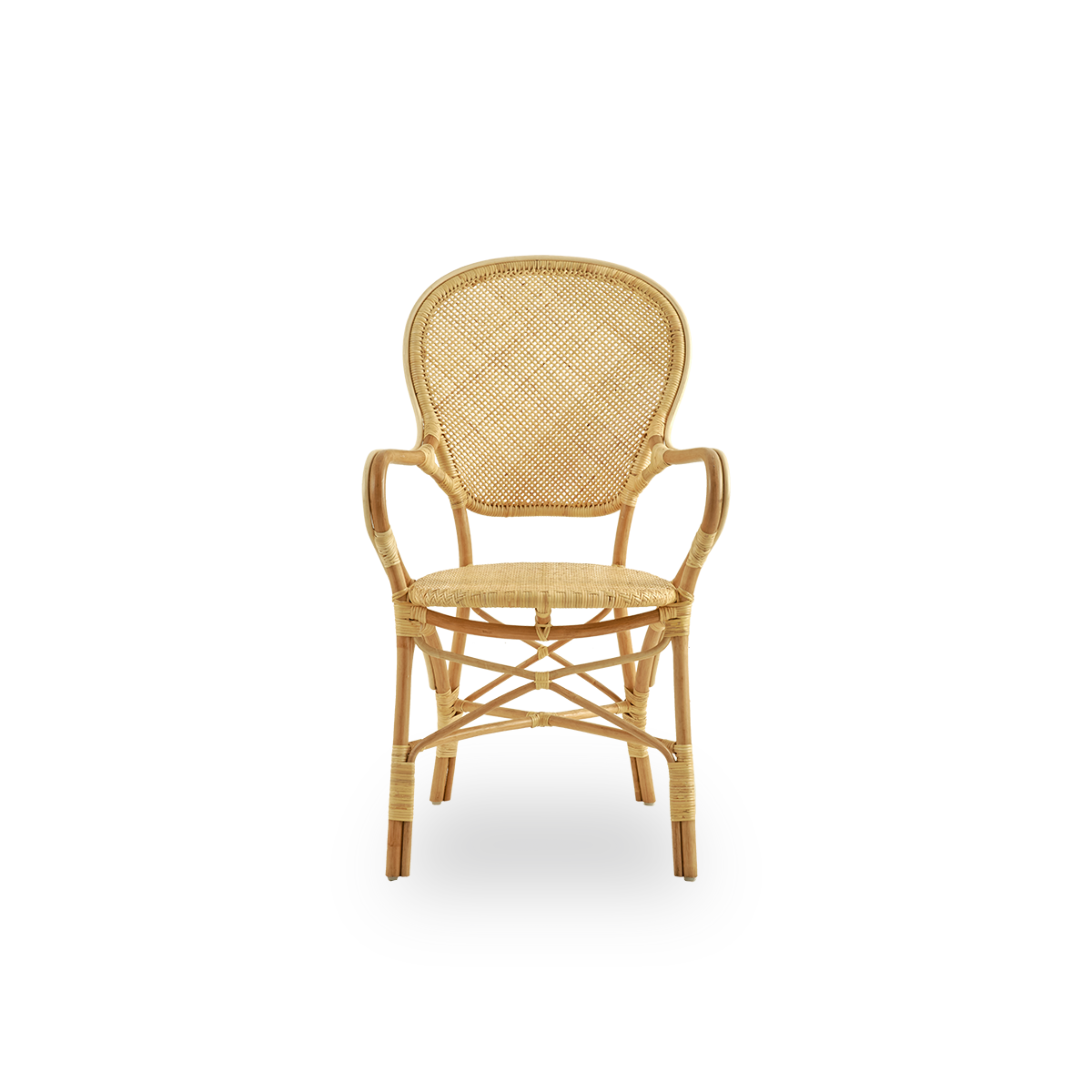 Ren front vinkel af Rossini spisebordsstol med armlæn, fremstillet i natur rattan.
Elegant fletstol med rundt ryglæn og armlæn i et enkelt design. Håndlavet af højkvalitets rattan.