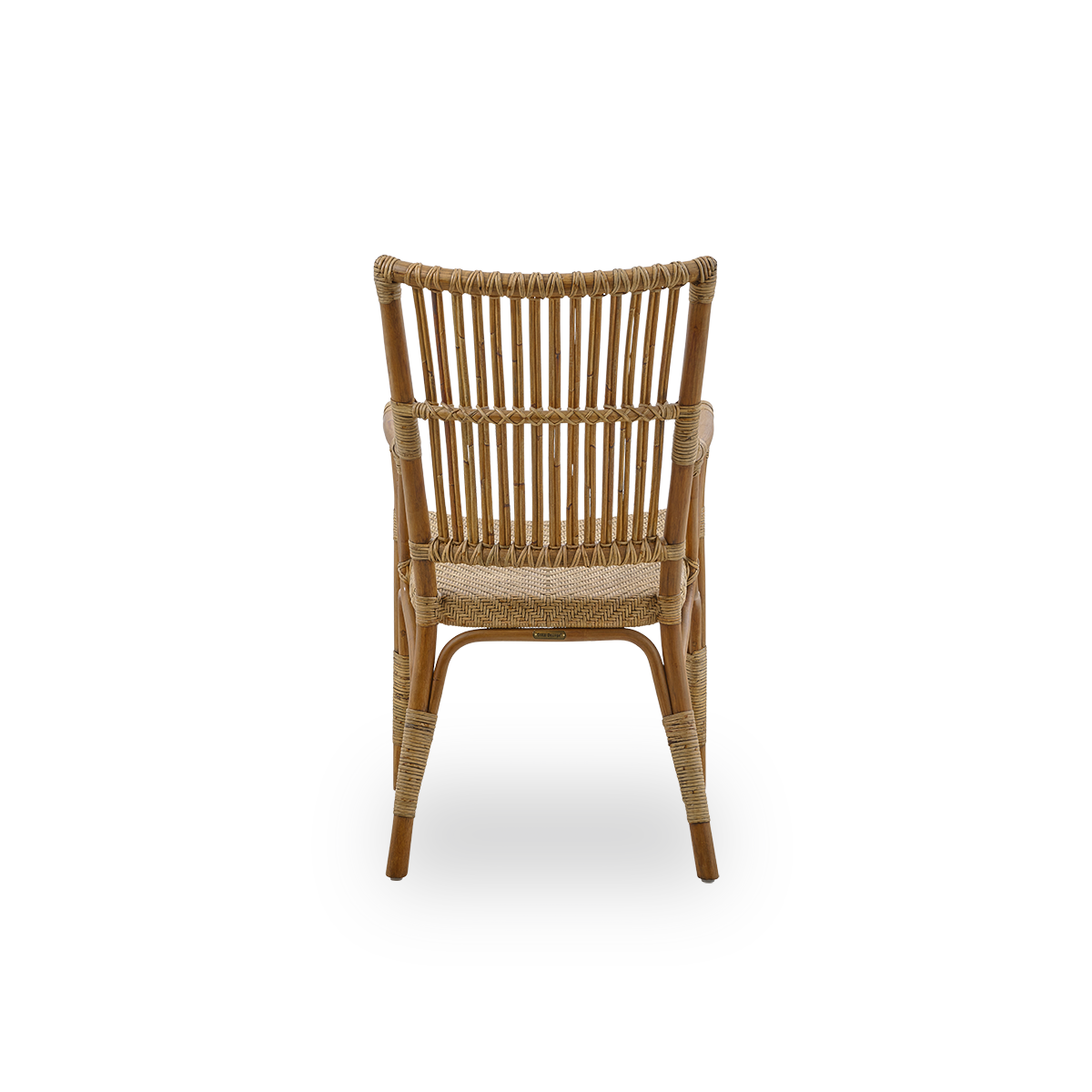 Bagfra vinkel af Piano lænestol i farven antikbrun. Elegant fletstol med høj ryg og armlæn, håndlavet af indonesisk rattan af høj kvalitet.
