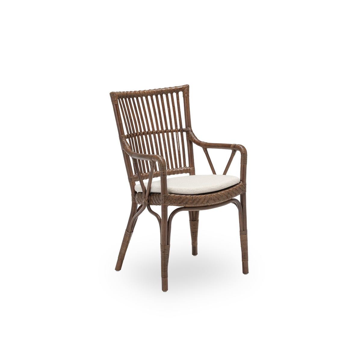 Sidevisning af Piano spisebordsstol med sædehynde, i brun rattan. Dansk design fra Sika-Designs Originals-kollektion, hvor de detaljerede fletninger giver stolen dens karakter. Håndlavet i indonesisk rattan af høj kvalitet.