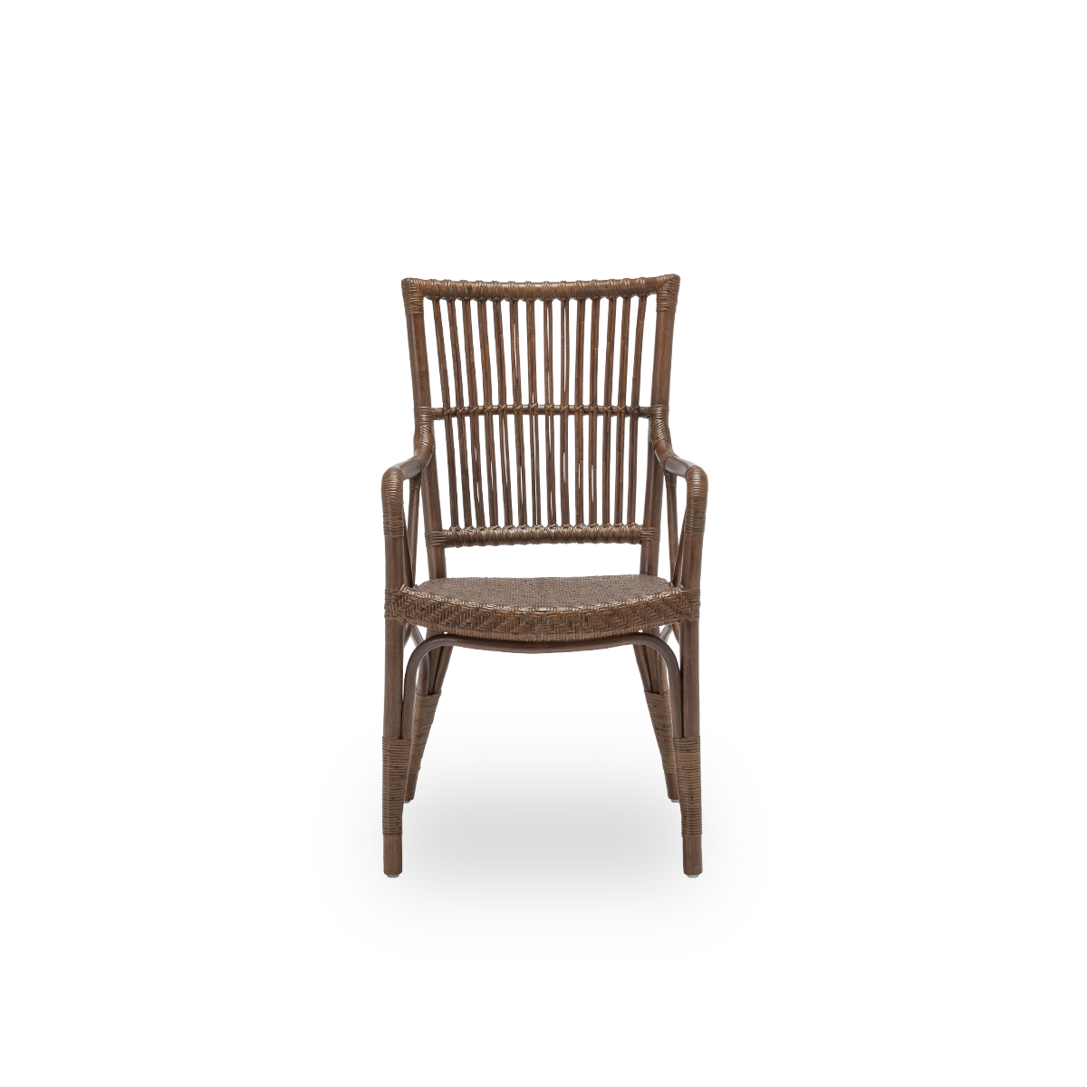 Forsidevisning af Piano spisebordsstol, i brun rattan. Dansk design fra Sika-Designs Originals-kollektion, hvor de detaljerede fletninger giver stolen dens karakter. Håndlavet i indonesisk rattan af høj kvalitet.