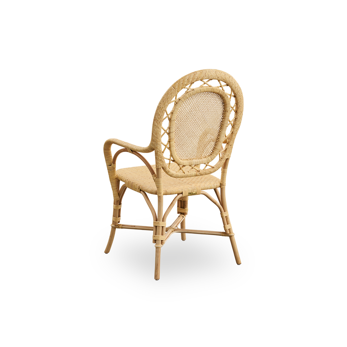 Sidevinkel bagfra af Romantica spisebordsstolen i naturfarve.
Elegant, romantisk fletspisebordsstol med rundt ryglæn og fuldt flettet sæde i charmerende dansk design. Håndlavet af højkvalitets indonesisk rattan.