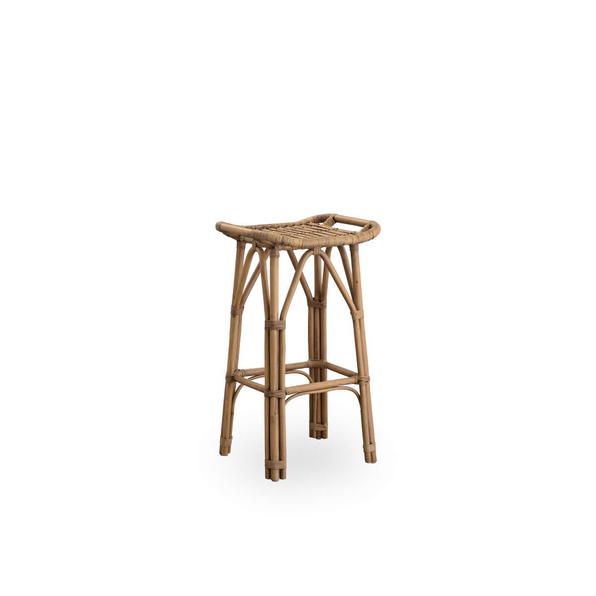 Side view af Salsa rattan-barstol med fodstøtte og buet sæde. Håndlavet i højkvalitets indonesisk rattan. Højde 79 cm.