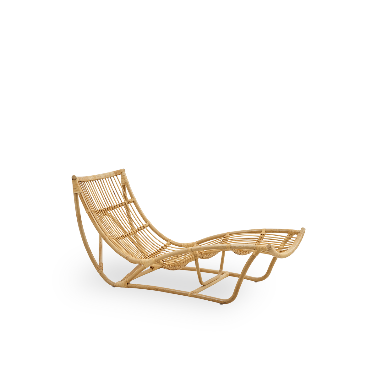 Side view af Michelangelo dagbænk i Natural rattan farve. Håndlavet i højkvalitets indonesisk rattan.