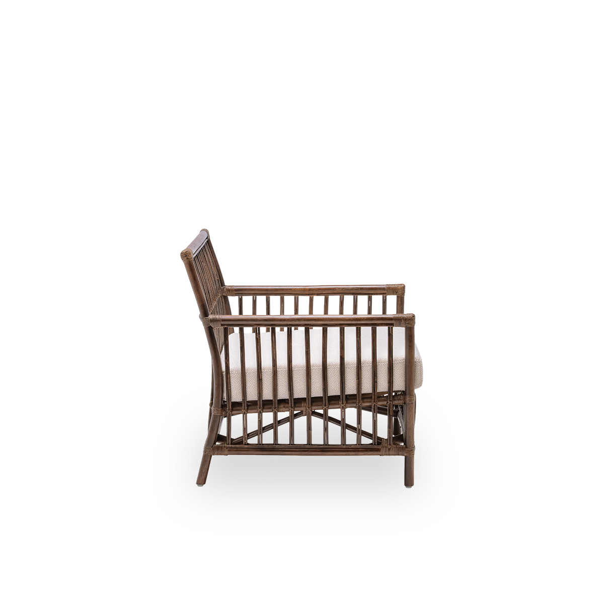 Ren sidevisning af Caroline loungestol med sædehynde, i brun rattan. Et enkelt og elegant dansk design, hvor de detaljerede fletninger gør den til et roligt element i rummet. Håndlavet i indonesisk rattan af høj kvalitet.