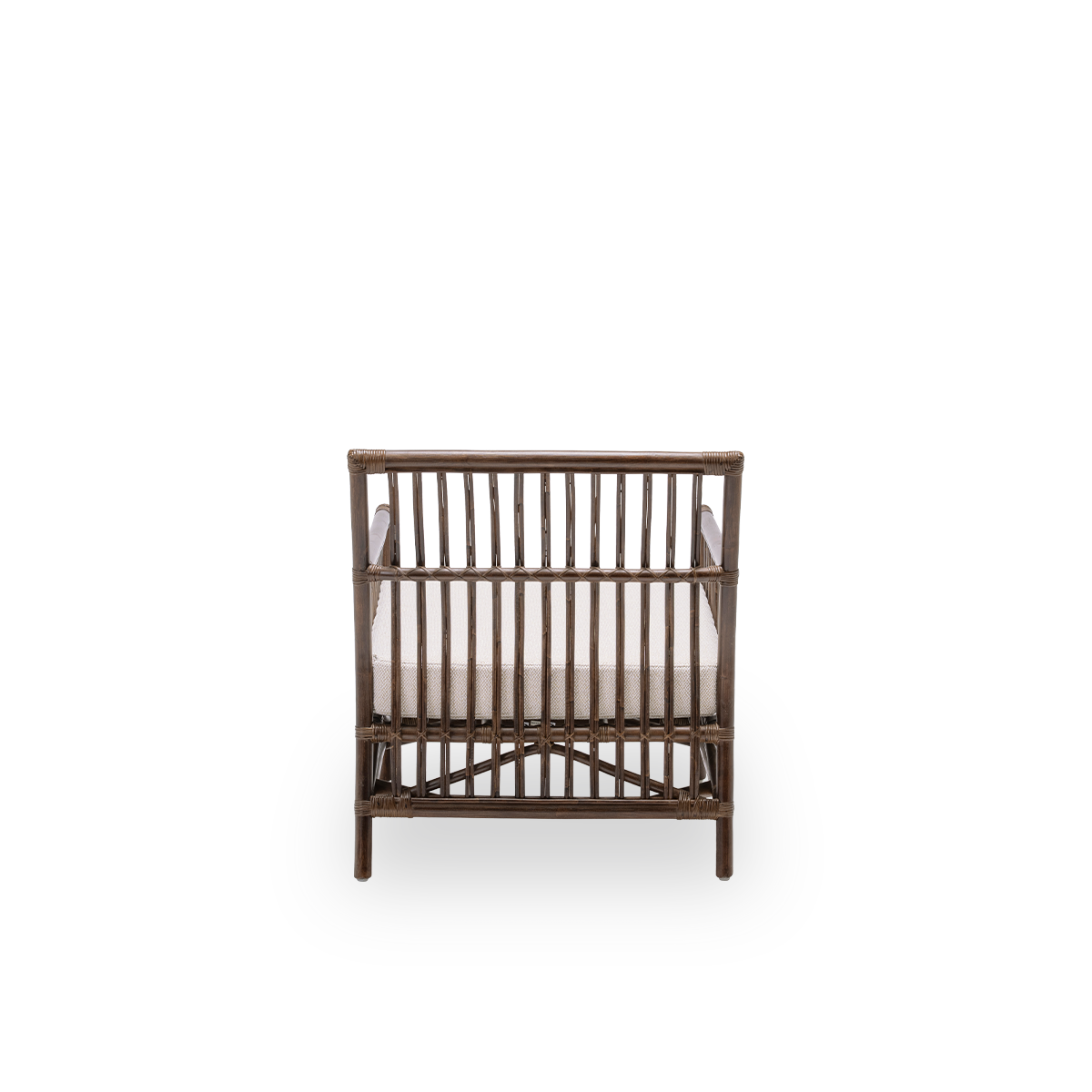 Ren bagvisning af Caroline loungestol med sædehynde, i brun rattan. Et enkelt og elegant dansk design, hvor de detaljerede fletninger gør den til et roligt element i rummet. Håndlavet i indonesisk rattan af høj kvalitet.
