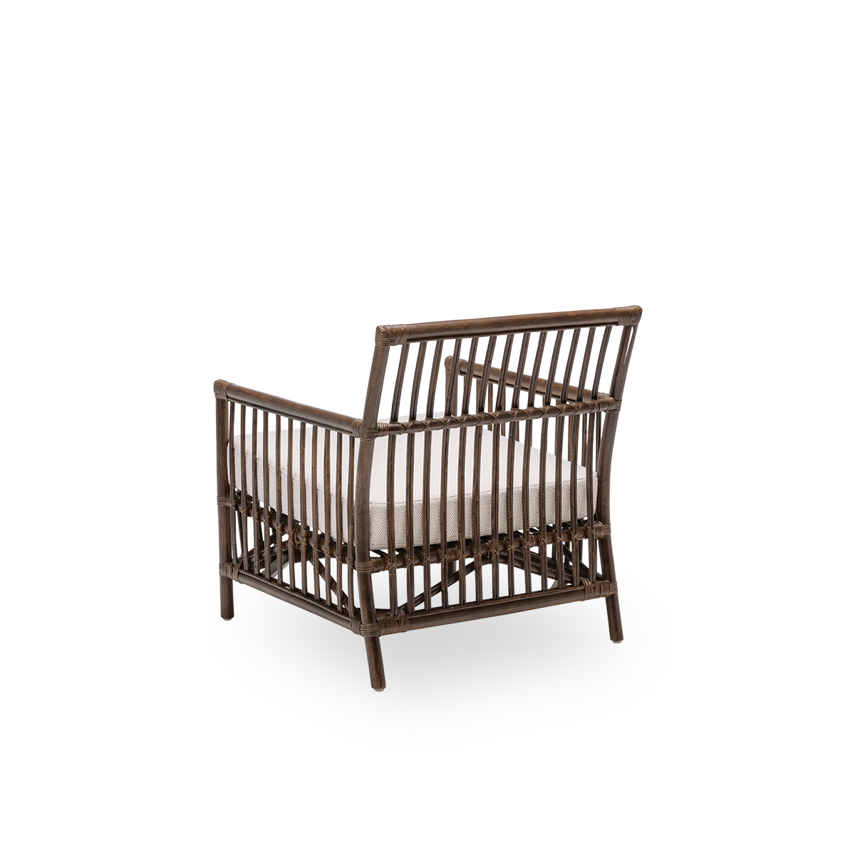 Bagsidevisning af Caroline loungestol med sædehynde, i brun rattan. Et enkelt og elegant dansk design, hvor de detaljerede fletninger gør den til et roligt element i rummet. Håndlavet i indonesisk rattan af høj kvalitet.