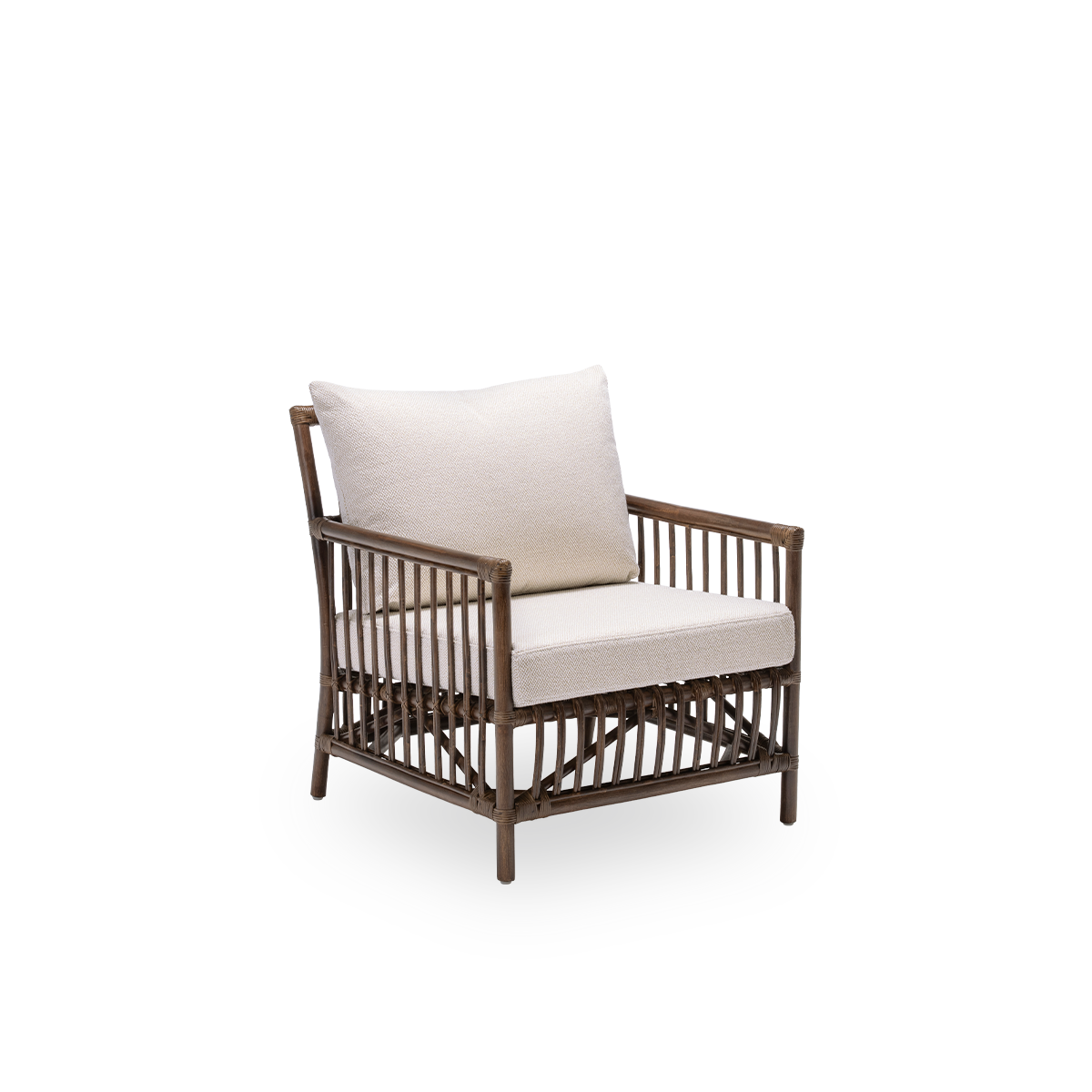 Sidevisning af Caroline loungestol med sæde- og ryghynde, i brun rattan. Et enkelt og elegant dansk design, hvor de detaljerede fletninger gør den til et roligt element i rummet. Håndlavet i indonesisk rattan af høj kvalitet.