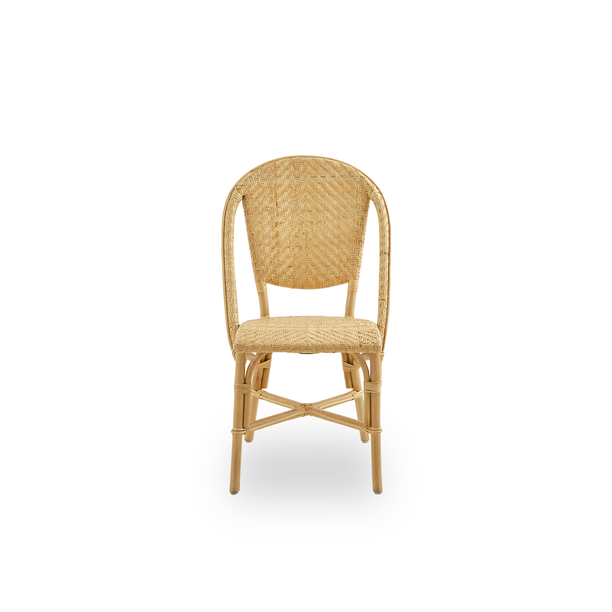 Ren front vinkel af Alanis spisebordstol i naturlig rattan af høj kvalitet med elegante kurver og detaljeret fletværk.