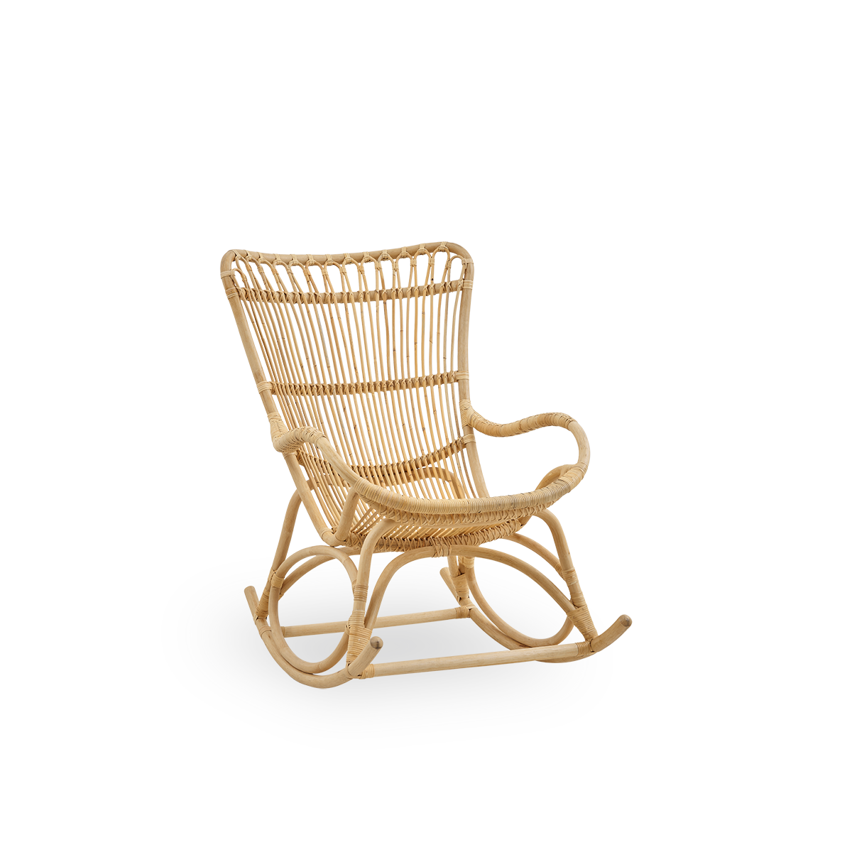 Side view af Monet gyngestol med høj ryg og armlæn i naturlig rattan. Håndlavet i højkvalitets indonesisk rattan.