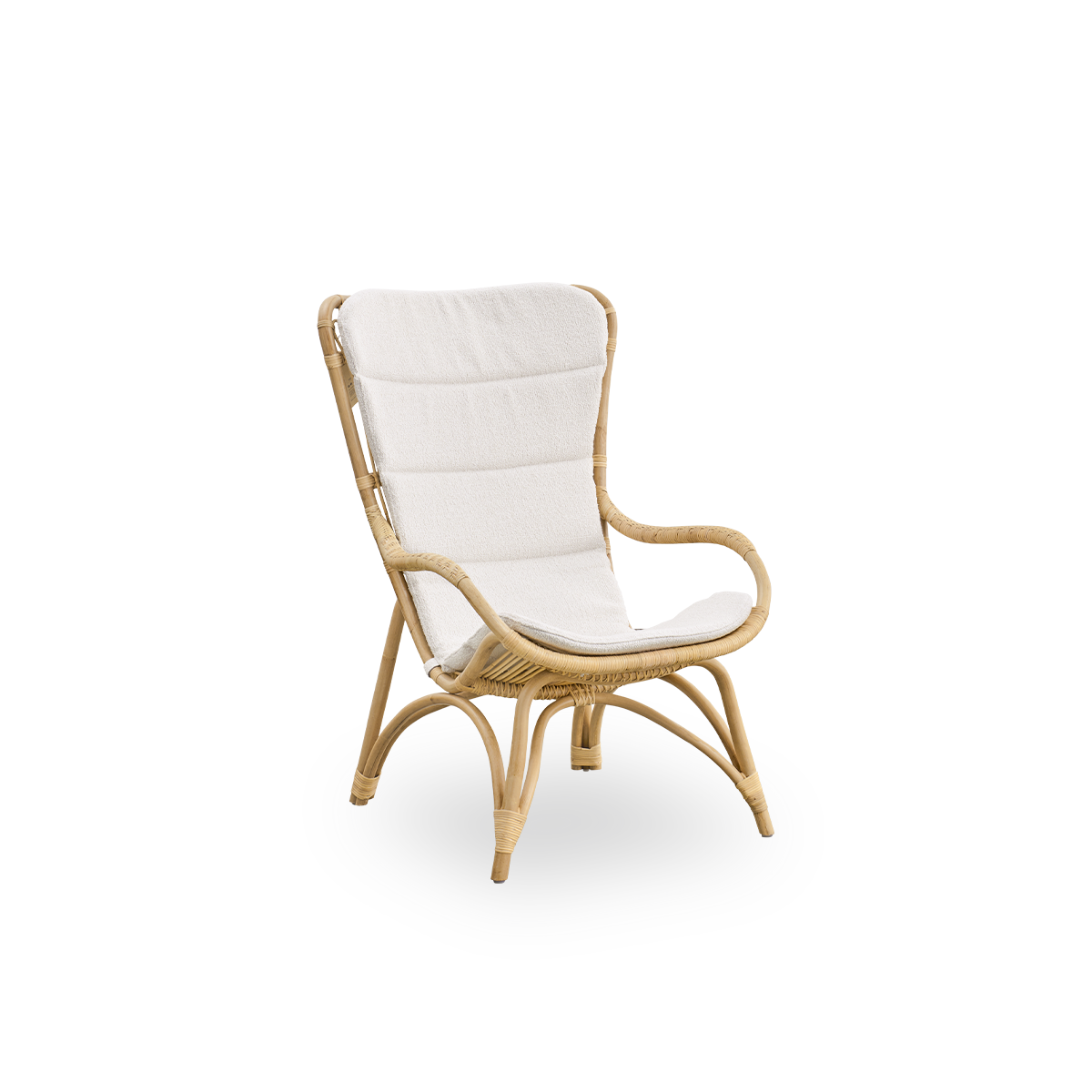 Side view af Monet loungestol med høj ryg og armlæn i naturlig rattan. Håndlavet i højkvalitets indonesisk rattan.
