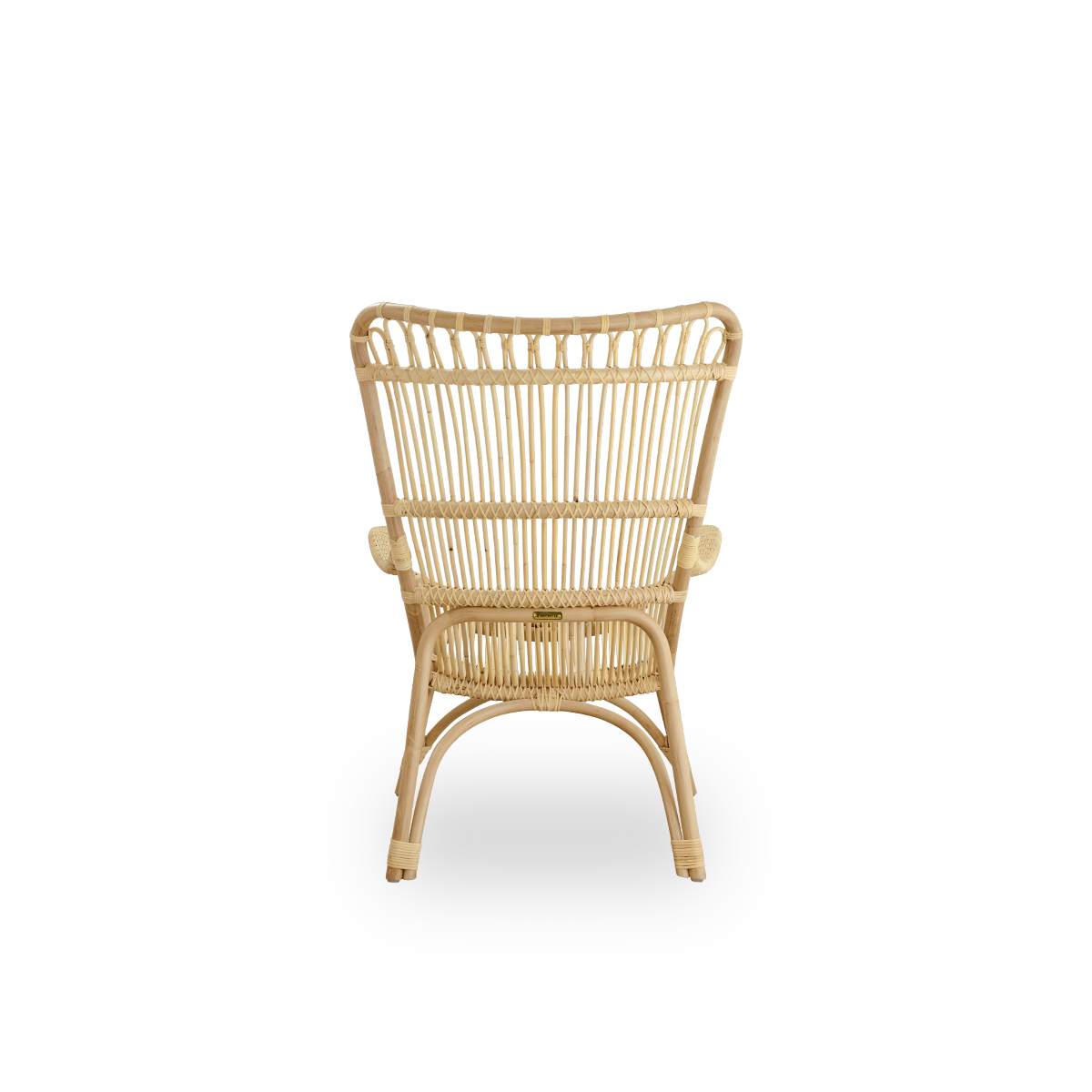 Bagfra vinkel af Monet loungestol med høj ryg og armlæn, præsenteret i naturligt rattan. Håndlavet af indonesisk rattan af høj kvalitet.