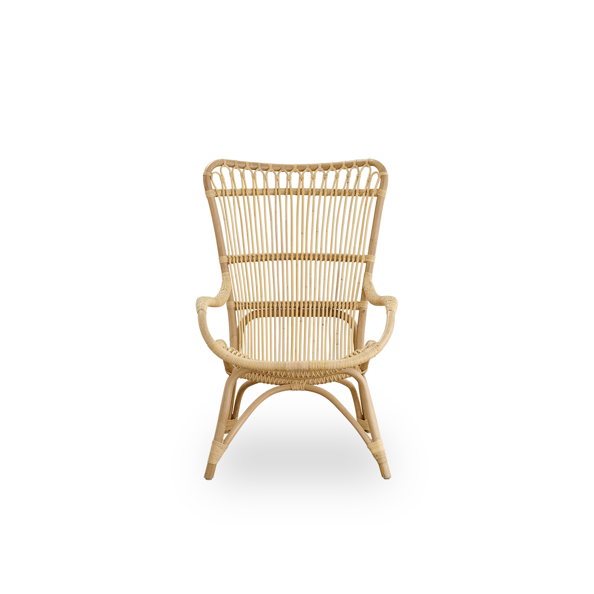 Ren front vinkel af Monet loungestol med høj ryg og armlæn, præsenteret i naturlig rattan.
Håndlavet af indonesisk rattan i høj kvalitet.