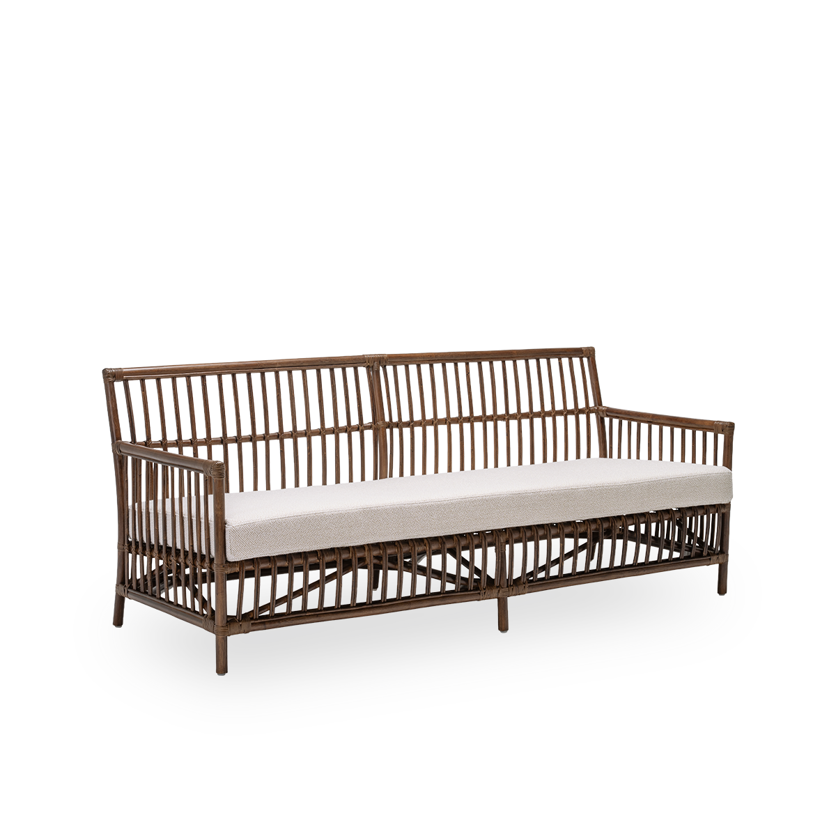 Sidevisning af Caroline sofa med sædehynde, i brun rattan. Et enkelt og elegant dansk design, hvor de detaljerede fletninger gør den til et roligt element i rummet. Håndlavet i indonesisk rattan af høj kvalitet.