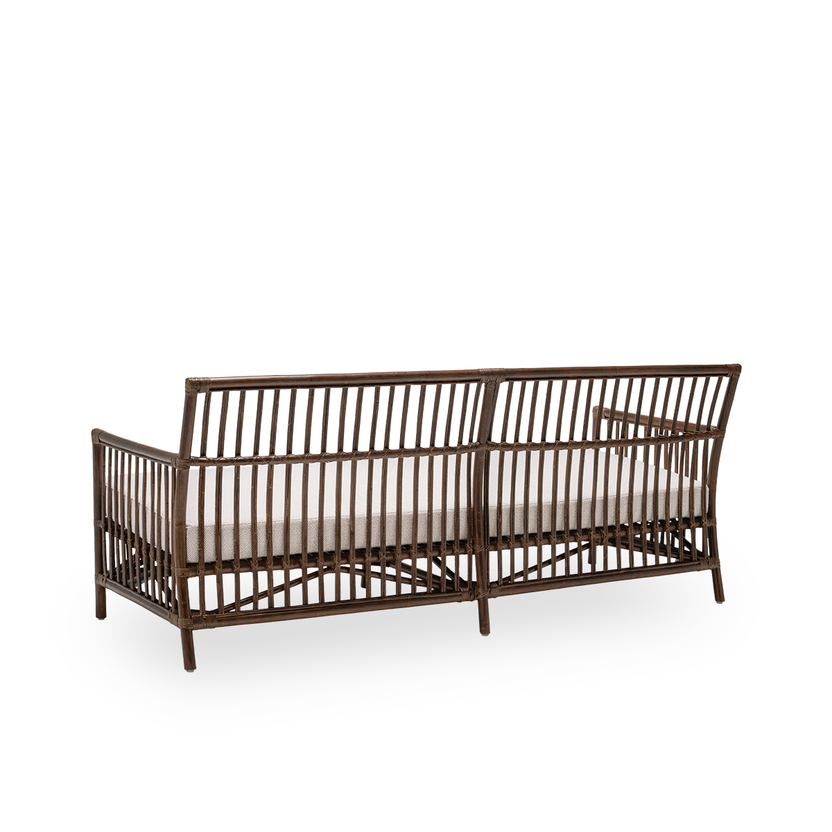 Bagsidevisning af Caroline sofa med sædehynde, i brun rattan. Et enkelt og elegant dansk design, hvor de detaljerede fletninger gør den til et roligt element i rummet. Håndlavet i indonesisk rattan af høj kvalitet.