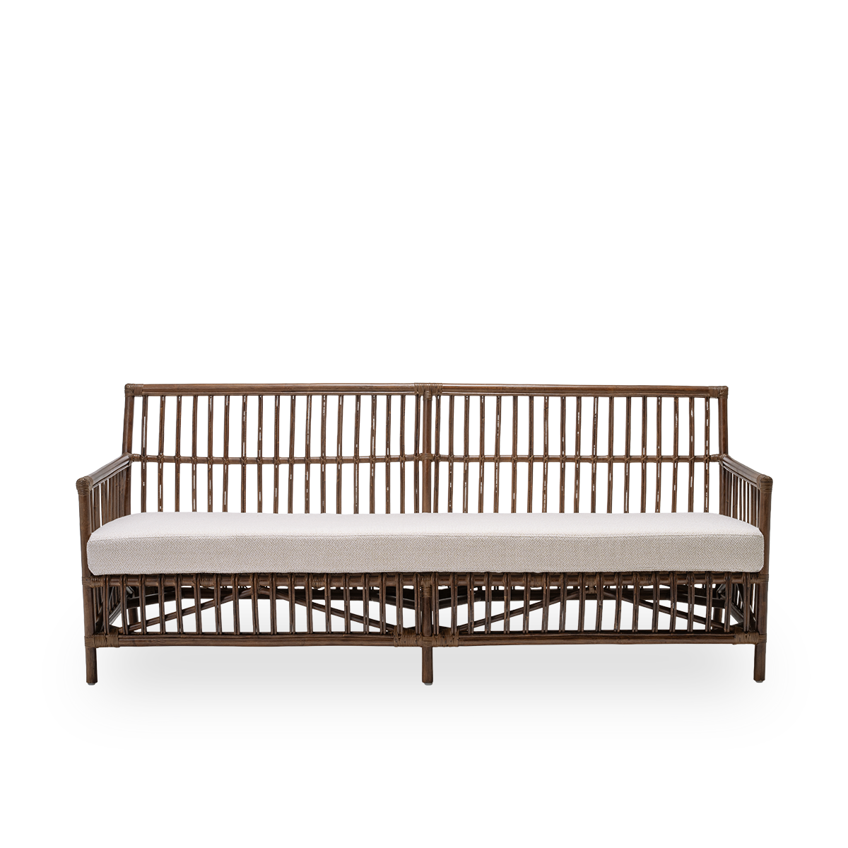 Forsidevisning af Caroline sofa med sædehynde, i brun rattan. Et enkelt og elegant dansk design, hvor de detaljerede fletninger gør den til et roligt element i rummet. Håndlavet i indonesisk rattan af høj kvalitet.