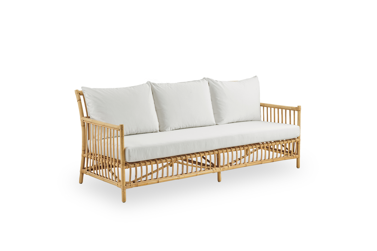 Side view af Caroline 3-personers fletsofa, enkelt og elegant dansk design. Håndlavet i indonesisk rattan med detaljerede flettede accenter, der skaber en hyggelig og rolig fremtoning.