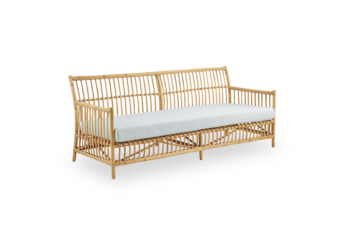 Side view af Caroline 3-personers fletsofa, enkelt og elegant dansk design. Håndlavet i indonesisk rattan med detaljerede flettede accenter, der skaber en hyggelig og rolig fremtoning.