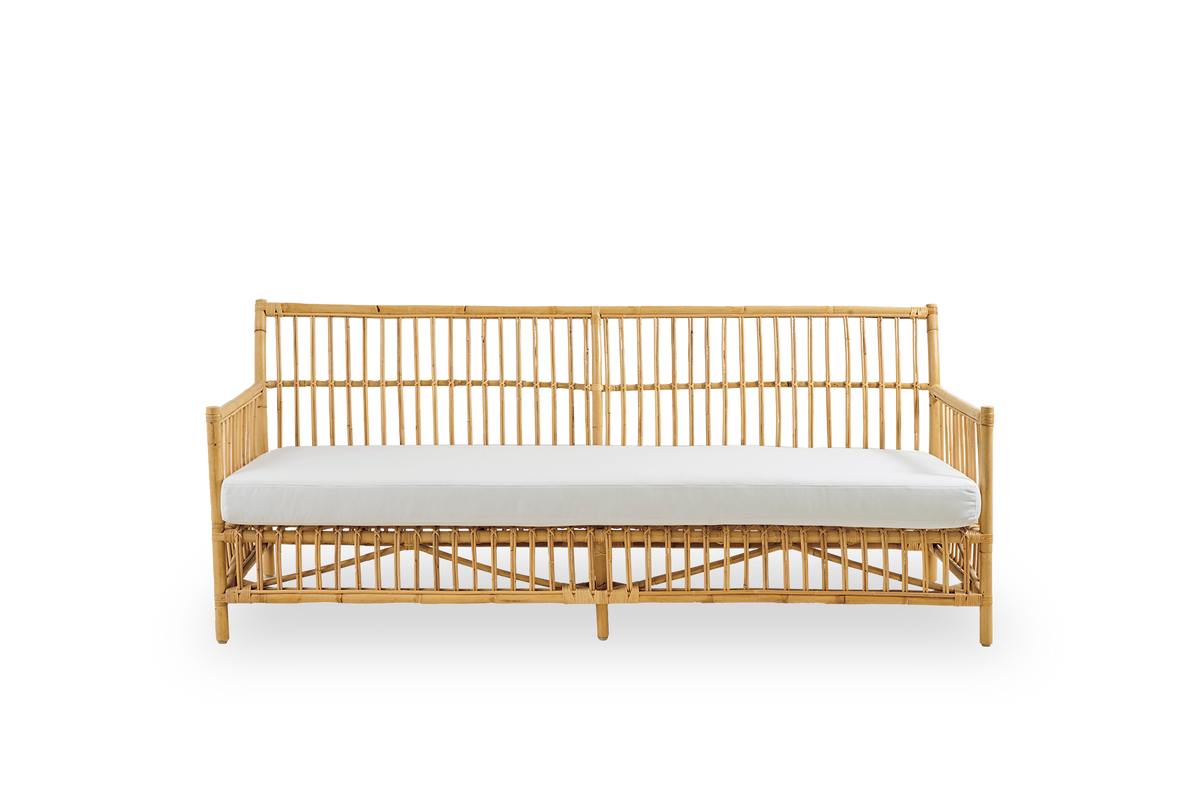 Ren front vinkel af Caroline 3-personers fletsofa, et simpelt og elegant dansk design. Håndlavet i indonesisk rattan med detaljerede fletteelementer, der giver en hyggelig og beroligende udstråling.