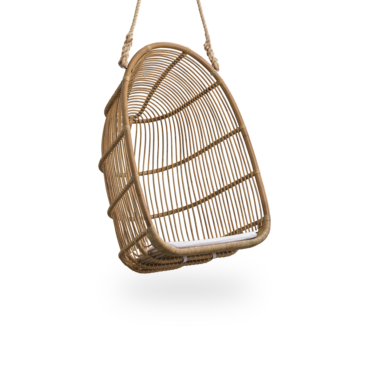 Side view af Renoir hængestol i Antique brown farve, håndlavet i højkvalitets rattan. Blød, omsluttende form, ophængt med stærkt reb.