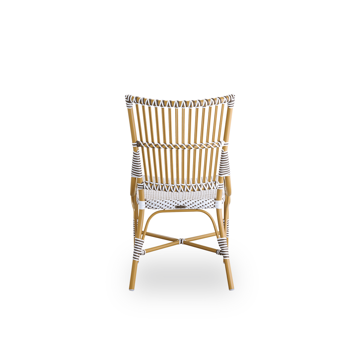 Bagfra vinkel af Monique udendørs spisestol. Aluminiumsramme i mandelfarve med sæde flettet i ArtFibre i hvid med brune prikker. Inspireret af bistrodesign fra 1950’erne.