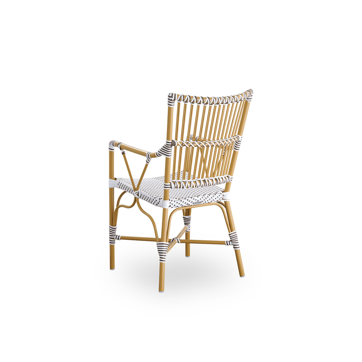 Sidevinkel bagfra af Monique udendørs spisebordsstolen med armlæn.
Almondfarvet aluminiumsramme med sæde flettet i hvid ArtFibre med brune prikker. Inspireret af 1950’ernes bistrodesign.