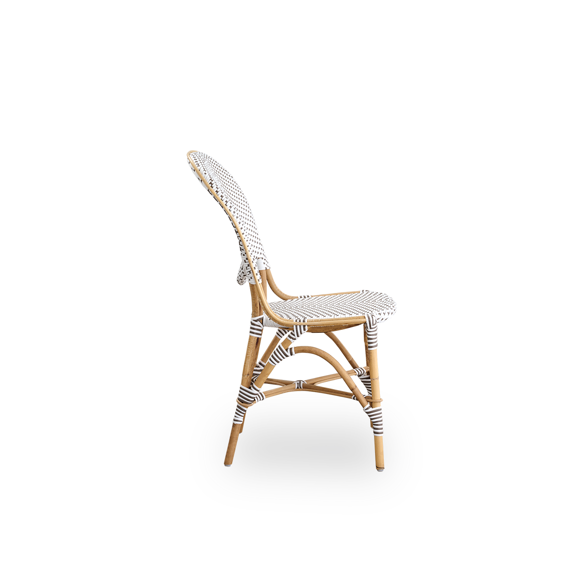 Ren sidevisning af Isabell spisebordsstol. Rattanramme med sæde og ryglæn i hvid ArtFibre med brune prikker. Inspireret af 1950’ernes bistrodesign.