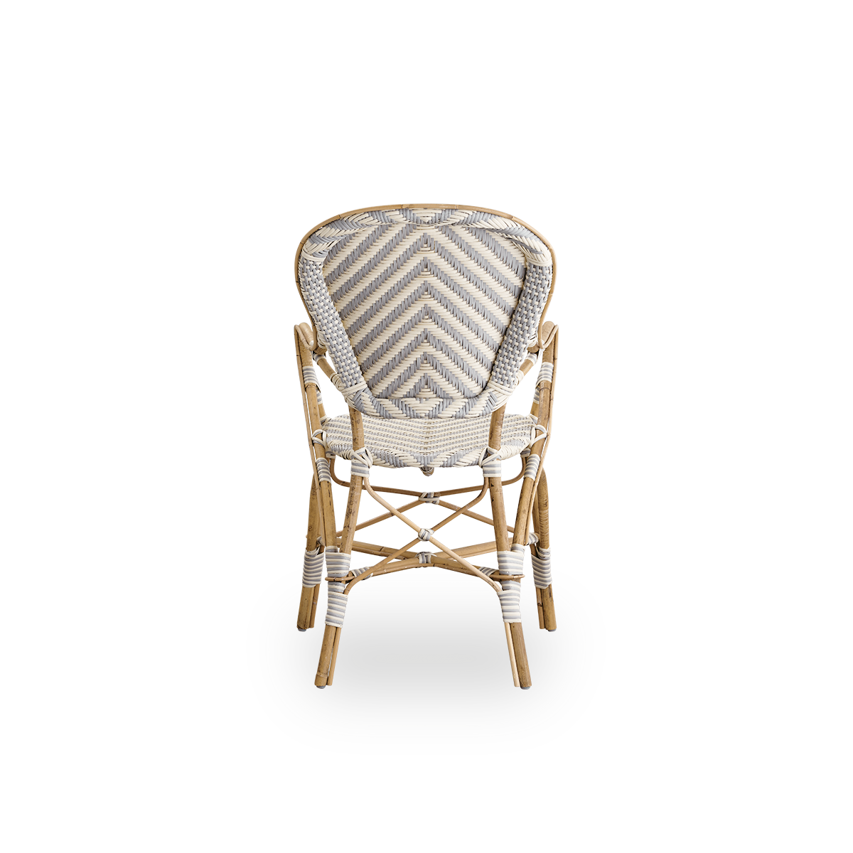 Bagfra vinkel af Isabell spisestol med armlæn. Rattanramme med sæde og ryglæn i ArtFibre med mønster i elfenbenshvid og grå sildeben. Inspireret af bistrodesign fra 1950’erne.