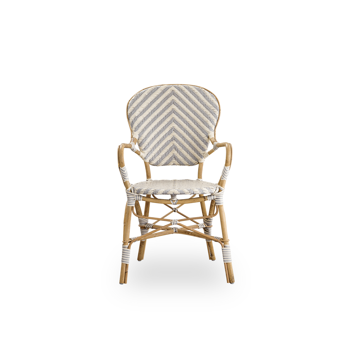 Ren front vinkel af Isabell spisestol med armlæn.
Rattanramme med sæde og ryglæn i ArtFibre flettet i et sildebenmønster i elfenbens- og gråtoner. Inspireret af bistrodesign fra 1950’erne.