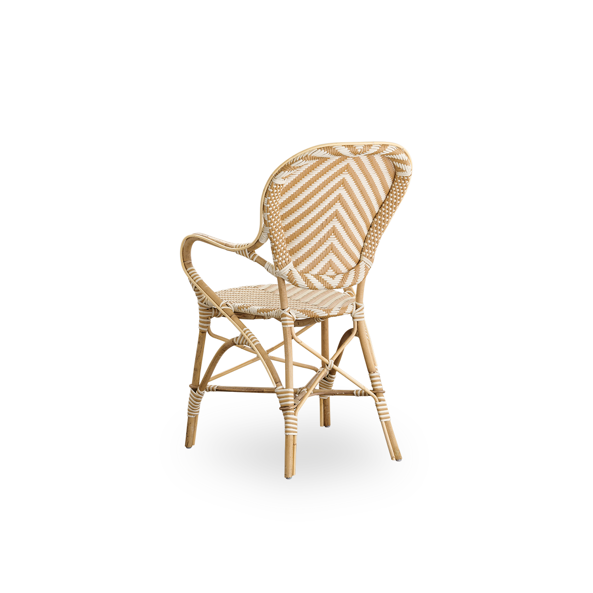 Sidevinkel bagfra af Isabell spisebordsstolen med armlæn.
Rattanramme med sæde og ryglæn i ArtFibre i et elfenbens- og gråt sildebensmønster. Inspireret af 1950’ernes bistrodesign.