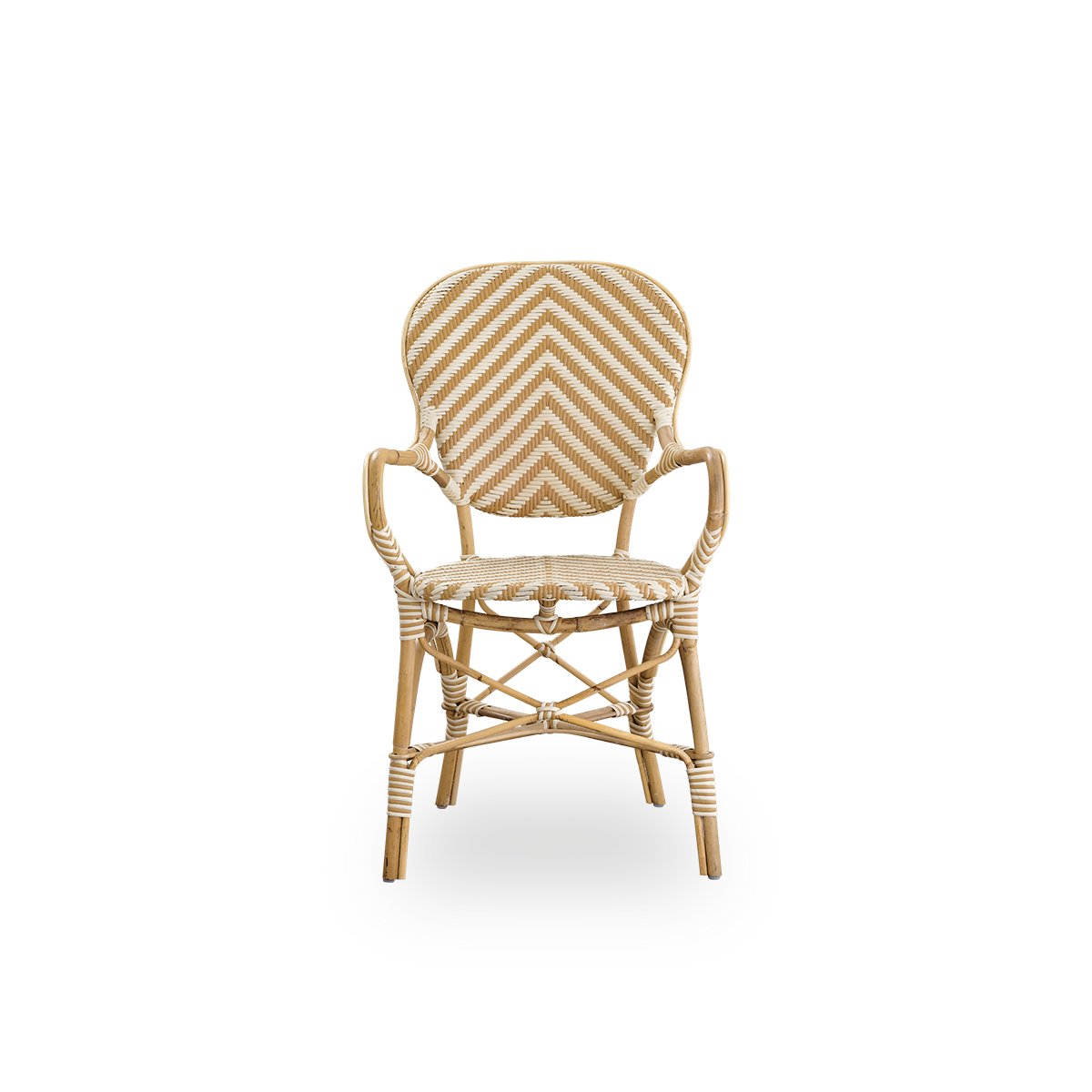 Ren front vinkel af Isabell spisestol med armlæn.
Rattanramme med sæde og ryglæn i ArtFibre flettet i et sildebenmønster i elfenbens- og gråfarver. Inspireret af bistrodesign fra 1950’erne.