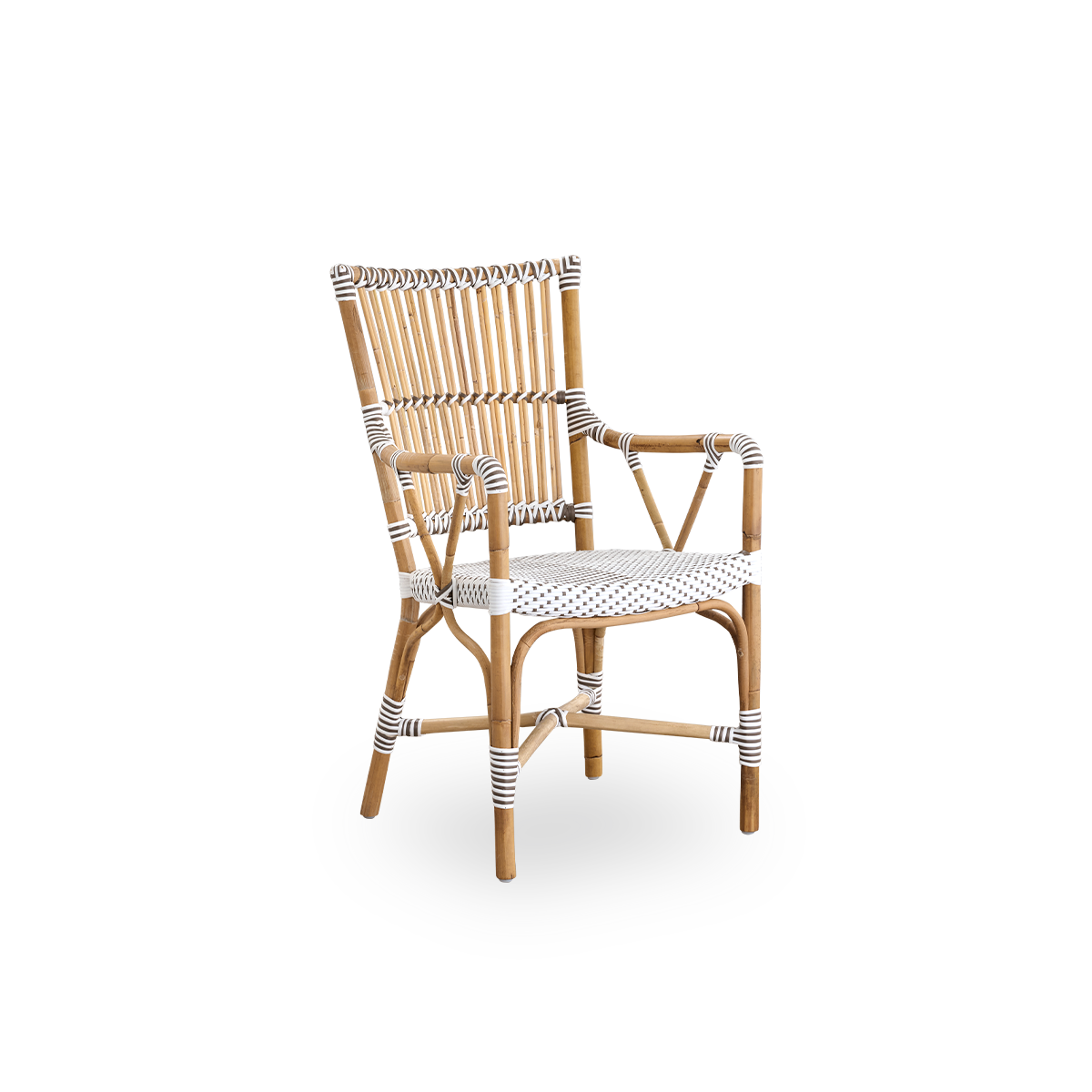 Side view af Monique spisestol med armlæn. Rattanramme med sæde flettet i ArtFibre i hvid med brune prikker. Inspireret af bistrodesign fra 1950’erne.