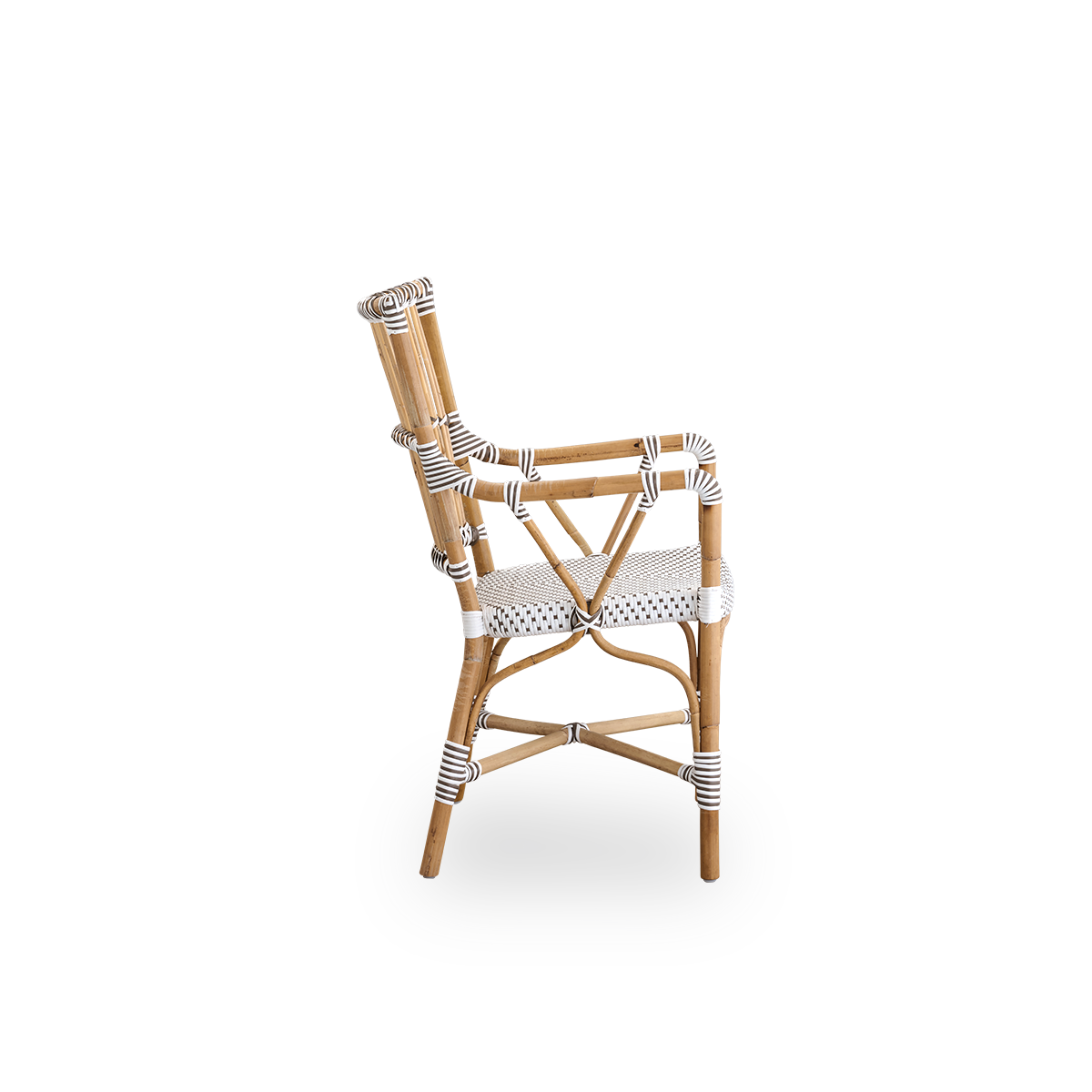 Ren sidevisning af Monique spisebordsstol med armlæn. Rattanramme med sæde flettet i ArtFibre i hvid med brune prikker. Inspireret af 1950’ernes bistrodesign.